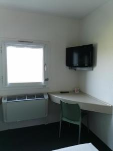理查兹湾SUN1 Richards Bay的客房设有书桌、窗户和椅子。
