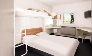 理查兹湾SUN1 Richards Bay的一间卧室配有一张床、一张桌子、一张床和一张双层床。