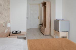 梁赞普里奥斯卡娅酒店的客房设有床和冰箱。