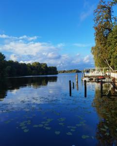 柏林格鲁内瓦尔德景观酒店的享有湖泊美景,设有码头