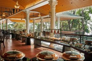 马迪凯里Coorg Wilderness Resort & Spa的展示了大量食物的餐厅