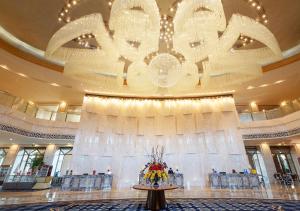 福州福州名城酒店的一个大大堂,配有吊灯和鲜花桌