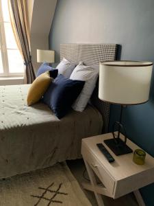 塔罗讷河畔绍蒙Km 41的一间卧室配有一张床和一张桌子上的台灯