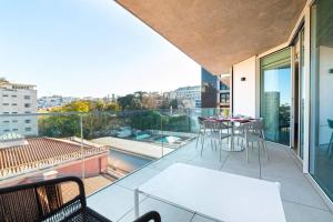 里斯本Liberdade Terrace Apartment的市景阳台配有桌椅。