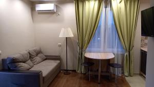 阿拉克哈济Солнечный Берег的带沙发、桌子和窗户的客厅