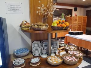 卡达克斯萨瓜尔达酒店的装满果篮和盘子的桌子