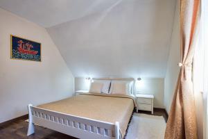 普利特维采湖Green lakes house 2的一间小卧室,配有白色的床和窗户