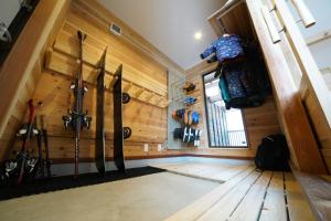 饭山市Tombi Lodge的墙上挂着一束滑雪板的房间