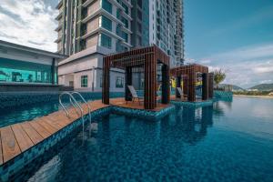 关丹AISI3 Studio Seaview at Tanjung Lumpur的一座大型游泳池,位于一座水景建筑中