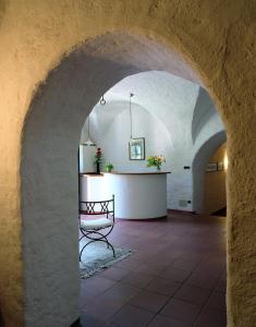 阿皮亚诺苏拉斯特拉达B&B Unterhabsbergerhof的走廊,带桌子,位于带拱门的建筑中