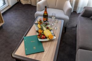 索非亚Hotel ZOO Sofia - Secured Paid Parking的一张桌子,上面放着一瓶葡萄酒和一盘食物