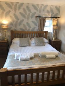 哈廷顿水壶&玻璃旅馆的一张带两个枕头的床和两条毛巾