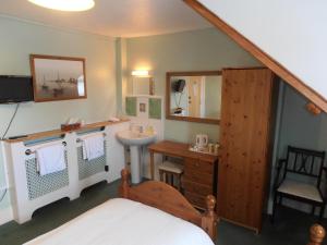 欧克汉普敦麦多力酒店的浴室设有床、水槽和水槽。