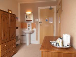 欧克汉普敦麦多力酒店的一间带水槽和水槽的小浴室
