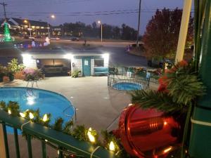 布兰森奥索卡山谷宾馆的阳台设有两个游泳池和夜间停车场