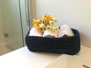 梅拉诺villa Mays的浴室里的一张桌子上的一个毛巾篮