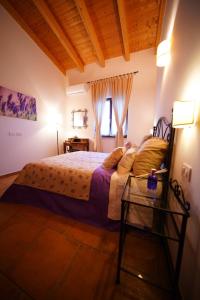 费拉约港Fonte Murata B&B的一间卧室配有一张床、一张桌子和一个窗户。