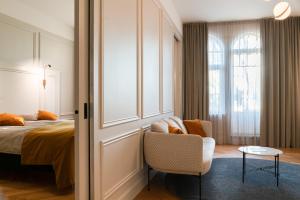 维尔扬迪Park Hotel Viljandi的一间卧室配有一张床、一把椅子和一张桌子