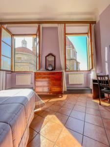 佛罗伦萨Emerald Palace的一间卧室设有一张床和两个窗户。