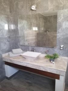 贝纳尔Hotel San Diego的一间带水槽和镜子的浴室