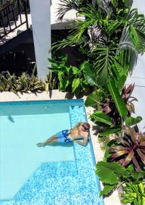 里奥阿查Bona Vida Hostel的女人在游泳池里漂浮