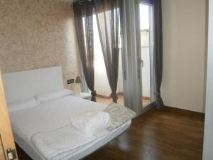 圣卡洛斯拉腊皮塔Apartament Ornis Duc Complexe Gorria的卧室设有白色的床和大窗户