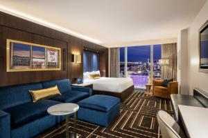拉斯维加斯Circa Resort & Casino - Adults Only的酒店客房,配有床和沙发