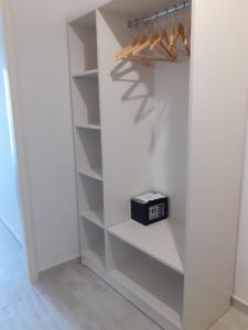 卡西奥皮Aria Suites的白色墙壁的步入式衣柜