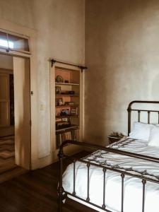 土桑Historic Adobe 3br Home in Downtown El Presidio的一间卧室设有一张床和一个书架