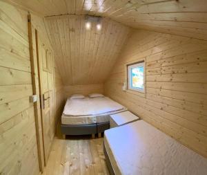 维伦匝布赞斯基Wakacyjne domki Wieleń的小木屋内带两张床的小房间