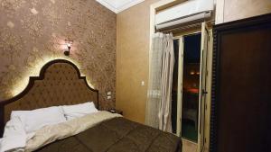 开罗Heritage Hostel Cairo的一间卧室设有一张床和一个窗口