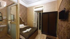 开罗Heritage Hostel Cairo的浴室设有一张带两条白色毛巾的床。
