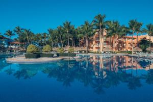 巴亚希贝Iberostar Selection Hacienda Dominicus的棕榈树度假村的游泳池