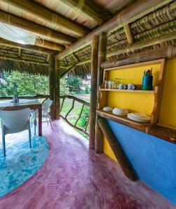 莫姆皮切Maracumbo Lodge的房屋的用餐区,配有桌椅