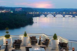 华盛顿乔治敦瓦特盖特酒店的阳台配有椅子,享有河景