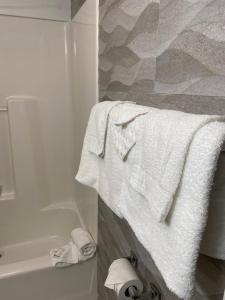 北巴比伦北巴比伦休闲旅馆的浴室配有白色毛巾和浴缸。