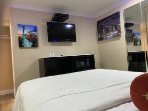 北巴比伦北巴比伦休闲旅馆的一间卧室配有一张床和一台平面电视