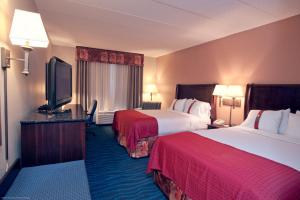 康瑟尔布拉夫斯康瑟尔布拉夫斯智选假日酒店及套房的酒店客房设有两张床和一台平面电视。