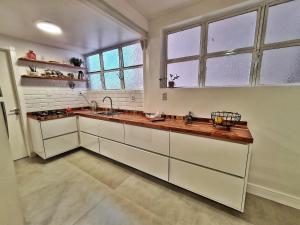 Apartamento Artístico - Garagem - Ar Condicionado - Excelente Localização的厨房或小厨房