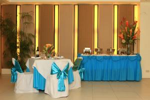 马尼拉卡萨普拉套房酒店的两间带蓝色和白色的桌子