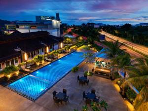 峇六拜颐思殿的享有游泳池的顶部景色
