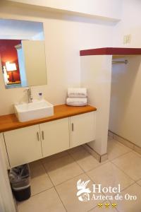 墨西卡利墨西卡利阿兹台克奥罗酒店的一间带水槽和镜子的浴室