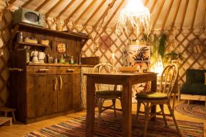 2 CUORI E 1 YURTA Glamping in Tuscany - Adults Only酒廊或酒吧区