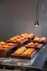 深圳深圳国际会展中心皇冠假日酒店的展示盒,有多种不同类型的面包