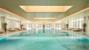 宁波宁波杭州湾凯悦酒店的一座带天花板的大型游泳池