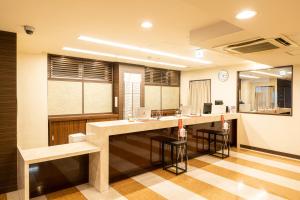 京都Kyoto Central Inn的一间厨房,内设一个柜台和凳子