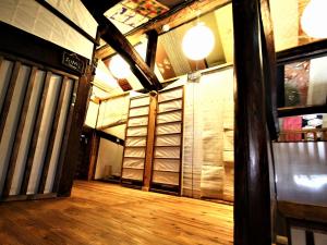 贝冢市ゲストハウス喜平的一间铺有木地板的客房和一个酒窖
