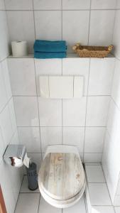 门兴格拉德巴赫Appartement mit Weitblick的客房内的白色瓷砖浴室设有卫生间