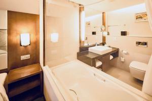 青岛青岛中心假日酒店（五四广场）的带浴缸、盥洗盆和卫生间的浴室