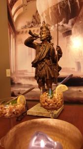 MatslootBuiten Huisje aan de Vaart 1的手杖和蜡烛的男人的雕像